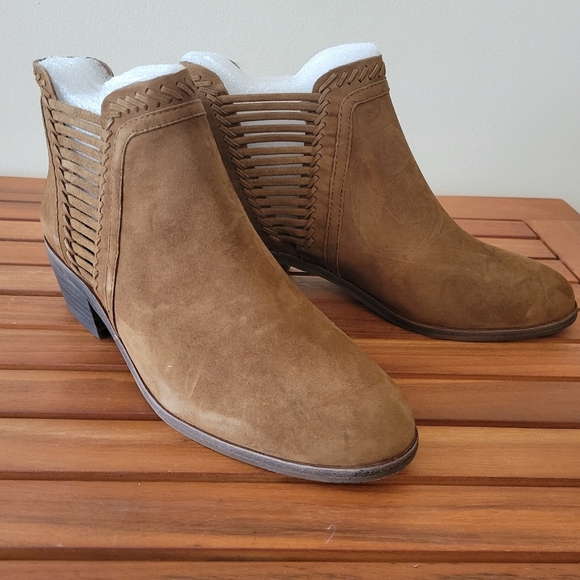 NIB Vince Camuto Pippsy Pumpernickel True Suede Bootie Size 8 Wide - Picture 2 of 7